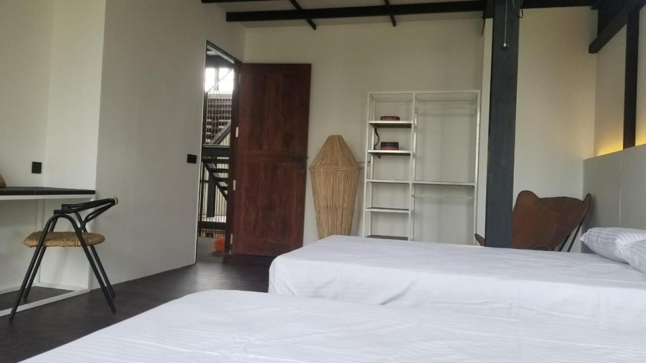 Colive Аханґама Номер фото
