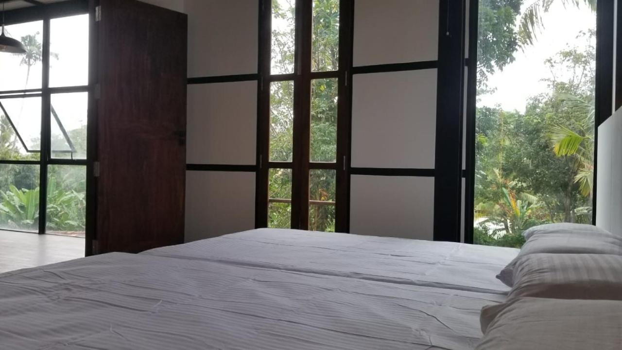 Colive Аханґама Номер фото